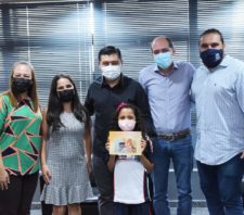 Prefeito recebe aluna escritora da rede municipal de ensino