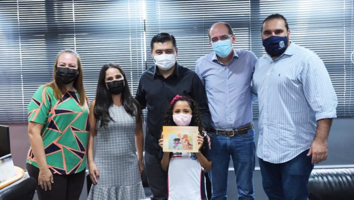 Prefeito recebe aluna escritora da rede municipal de ensino