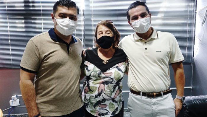 Prefeito homenageia servidora com mais de 50 anos de trajetória
