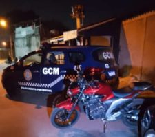 GCM recupera moto roubada e detém suspeitos de assalto e tráfico