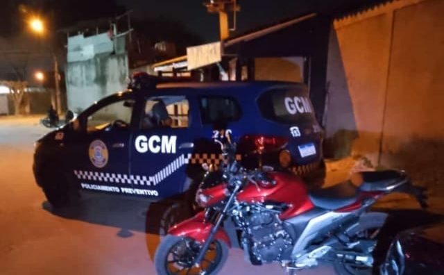 GCM recupera moto roubada e detém suspeitos de assalto e tráfico