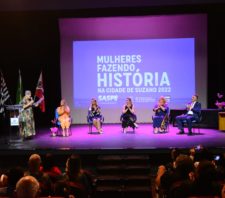 Homenagem às mulheres é marcada por emoção no Teatro Armando de Ré