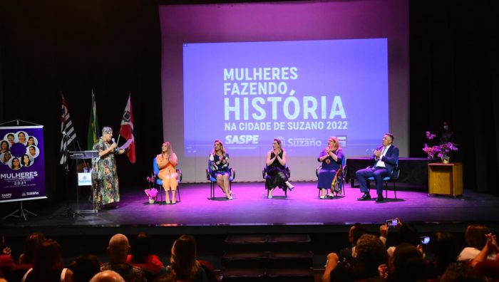 Homenagem às mulheres é marcada por emoção no Teatro Armando de Ré
