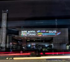 Suzano recebe projeções de conscientização ao cuidado com a Saúde Mental