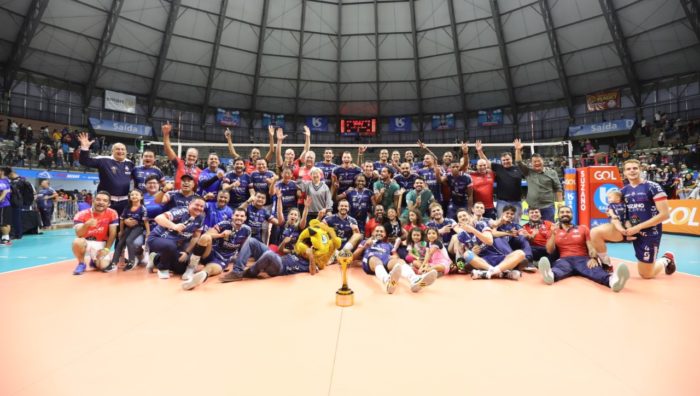 Prefeito acompanha conquista do Suzano Vôlei na Superliga B