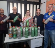 Fundo Social recebe doação de 80 garrafas cheias de lacres de alumínio