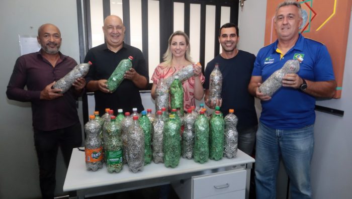 Fundo Social recebe doação de 80 garrafas cheias de lacres de alumínio