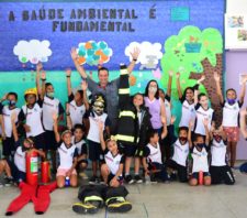 Crianças do Jardim Maitê recebem aula do projeto Bombeiro na Escola