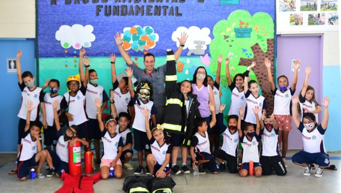 Crianças do Jardim Maitê recebem aula do projeto Bombeiro na Escola