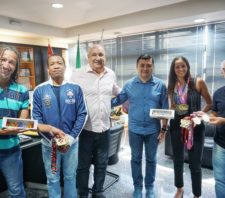 Prefeito de Suzano recebe suzanense medalhista em Atletismo