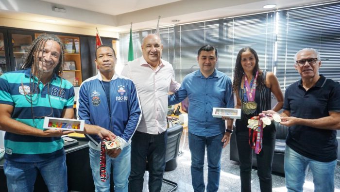 Prefeito de Suzano recebe suzanense medalhista em Atletismo