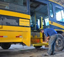 Dez ônibus escolares recebem plataformas elevatórias
