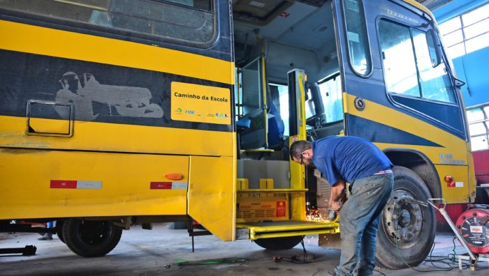 Dez ônibus escolares recebem plataformas elevatórias