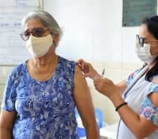 Vacinação contra a gripe contempla idosos e trabalhadores da saúde
