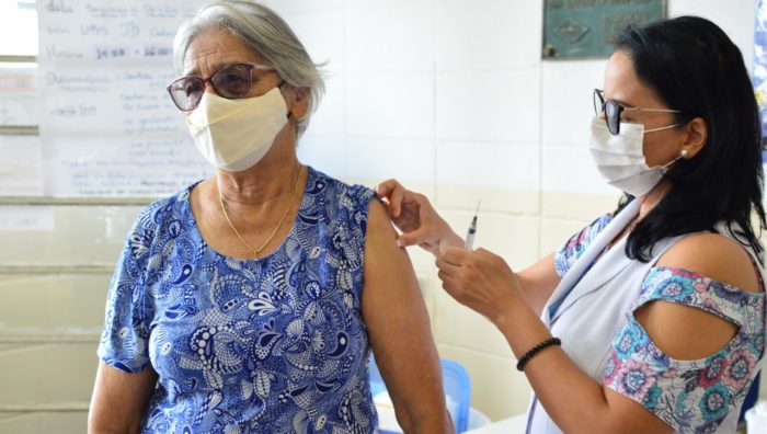 Vacinação contra a gripe contempla idosos e trabalhadores da saúde