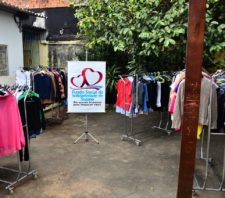Bazar Solidário distribui 5 mil peças de roupas a moradores do Jardim Cacique