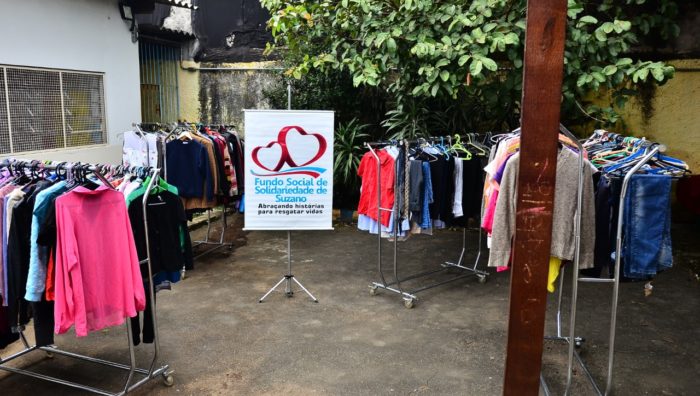 Bazar Solidário distribui 5 mil peças de roupas a moradores do Jardim Cacique