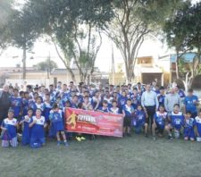 90 alunos de escolinha de futebol do Jardim Vitória recebem novos uniformes