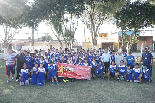 90 alunos de escolinha de futebol do Jardim Vitória recebem novos uniformes