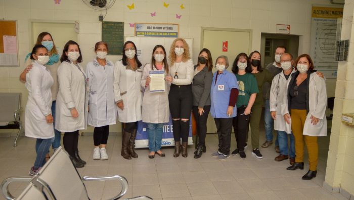 Médica ginecologista é homenageada na UBS Jardim Vitória