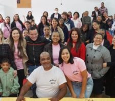 Primeira-dama palestra para grupo de mulheres no Jardim Margareth