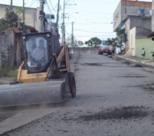 Prefeito vistoria obras de pavimentação no Jardim Revista