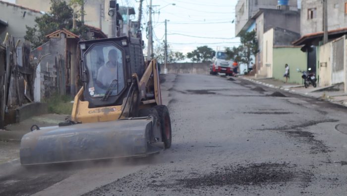 Prefeito vistoria obras de pavimentação no Jardim Revista