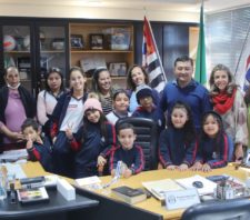Prefeito recebe no gabinete crianças da rede municipal de ensino