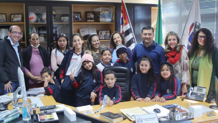 Prefeito recebe no gabinete crianças da rede municipal de ensino