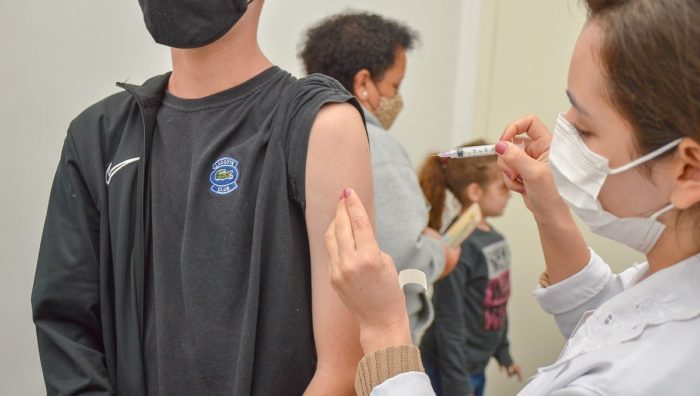 Aplicação da dose de reforço para adolescentes se inicia nesta quarta-feira