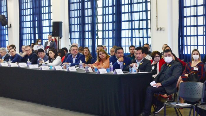 Prefeito participa de evento estadual para anúncio de R$ 26 milhões a Suzano