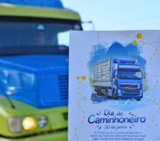 Secretaria Municipal de Transportes presta homenagem a caminhoneiros