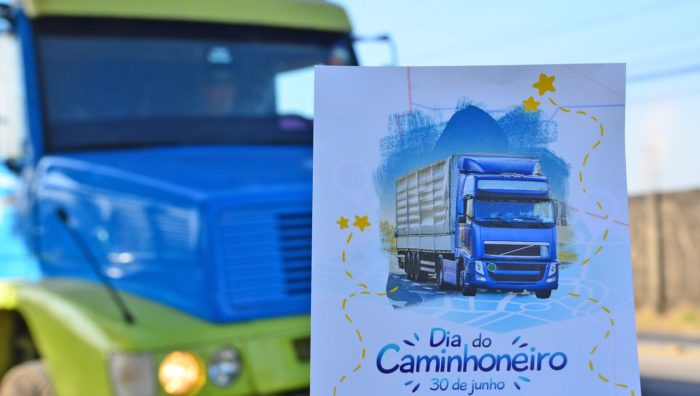 Secretaria Municipal de Transportes presta homenagem a caminhoneiros