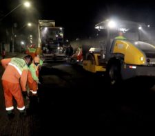 Prefeito vistoria obra de recuperação asfáltica na avenida Paul Percy Harris