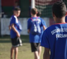 Alunos de escolinhas de futebol recebem uniformes