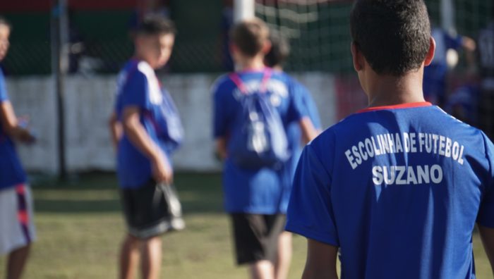Alunos de escolinhas de futebol recebem uniformes