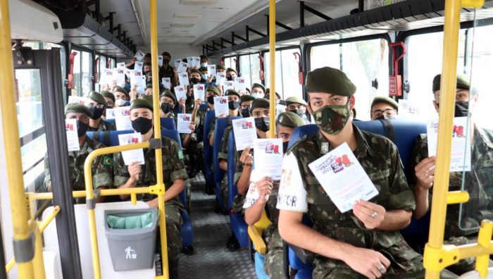 Integrantes do Tiro de Guerra visitam residências para recolher agasalhos neste sábado
