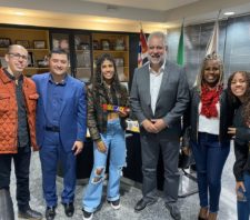 Prefeito recebe suzanense que participa do programa ‘Canta Comigo Teen’