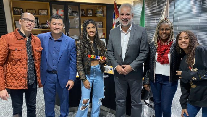 Prefeito recebe suzanense que participa do programa ‘Canta Comigo Teen’