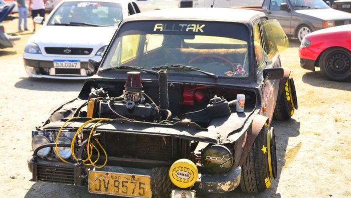 Parque Max Feffer reúne mais de 2 mil pessoas em encontro de carros antigos