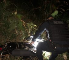 Romu localiza moto roubada em área de mata no Jardim São José