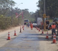 Prefeito acompanha secretário estadual em vistoria às obras na estrada do Furuyama