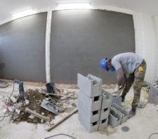 Prefeito vistoria reformas dos vestiários da Arena Suzano