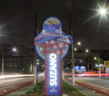 Tótens temáticos iluminam entrada de Suzano