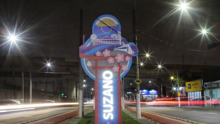 Tótens temáticos iluminam entrada de Suzano