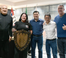 Prefeito recebe visita de bicampeã mundial de levantamento de peso