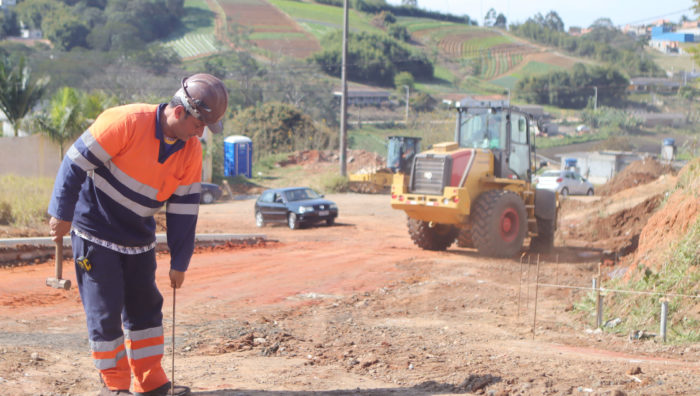 Vias da Chácara Mea começam a receber trabalhos de pavimentação