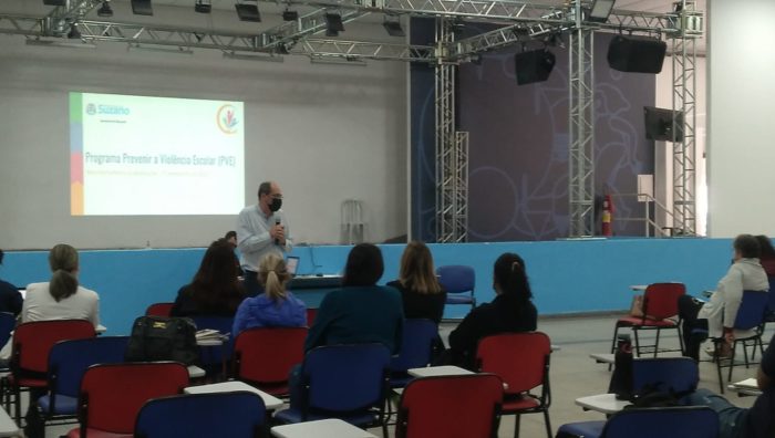Educadores passam por formação sobre violência e abuso nas escolas