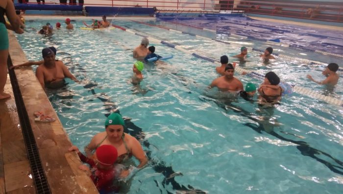 Piscina do Max Feffer abriga aulas de natação para autistas