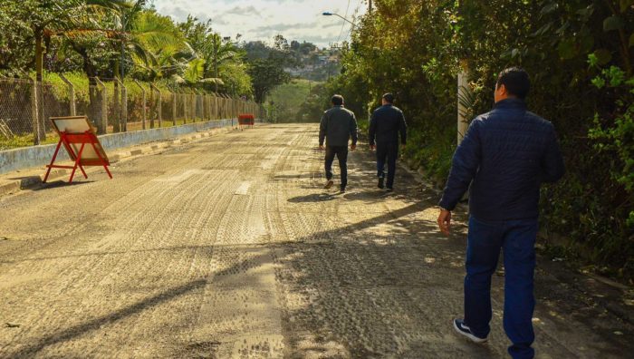 Prefeito vistoria obras de revitalização na rua Dibe Tanus